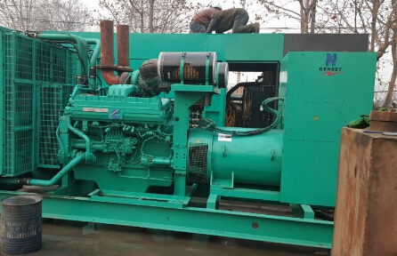 绥棱发电机组如何判断水冷式机油散热器内部是否需要清洗？